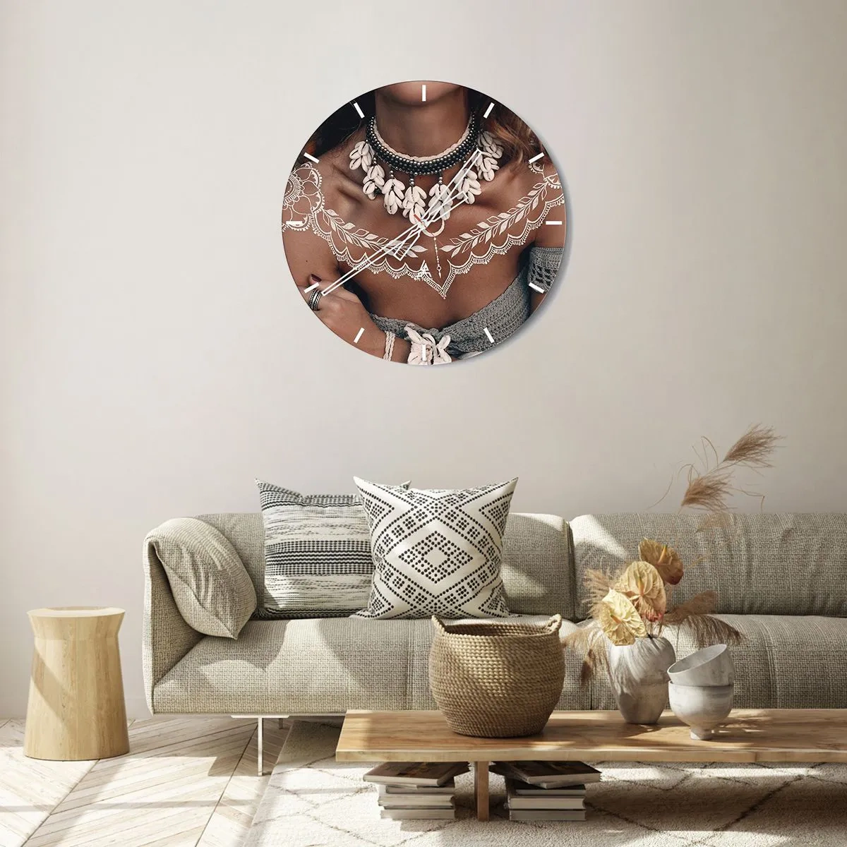 Väggklocka - Klocka på glas - Dekorativt porträtt av en kvinna med etniska smycken och hennamönster - 30x30cm - Kvinnlighetens talismaner, ritualer - Modern väggdekoration för vardagsrum, kök och sovrum ARTTOR