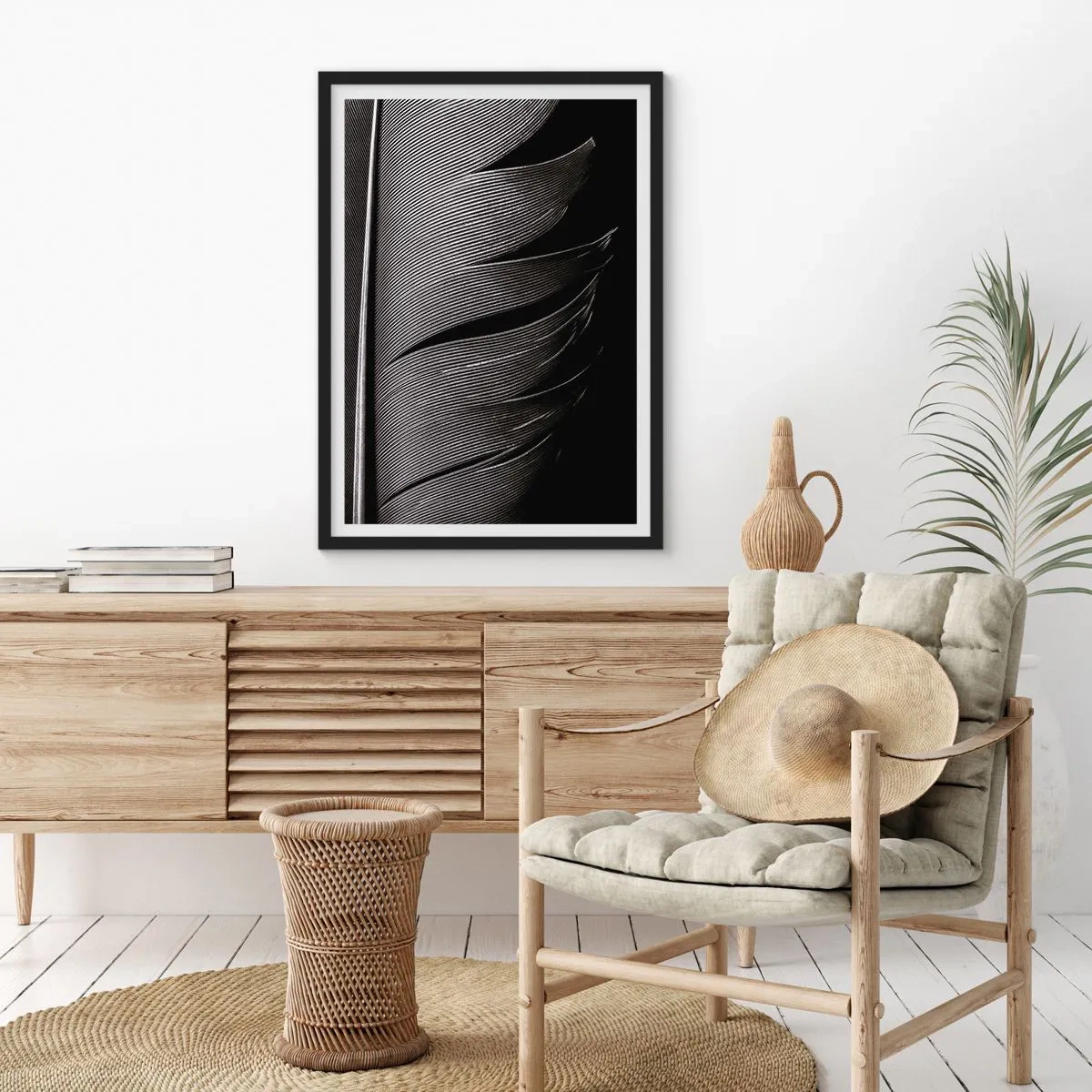 Affisch i svart ram - En minimalistisk tolkning av en fjäder i svartvitt - 50x70cm - Fjäder - en underbar konstruktion - Modern väggdekoration för vardagsrum och sovrum ARTTOR