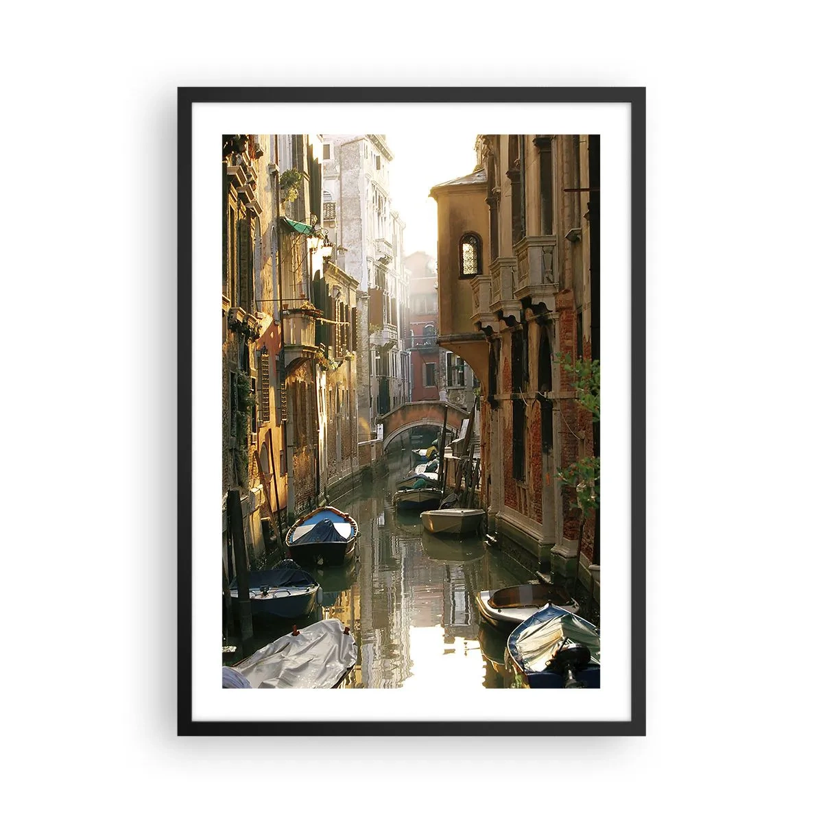 Affisch i svart ram - En venetiansk kanal omgiven av historiska hyreshus - 50x70cm - På en gränd i Venedig - Modern väggdekoration för vardagsrum och sovrum ARTTOR