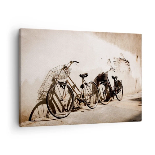 Canvastavla - Bild på duk - Två cyklar lutade mot en gammal vägg i retrostil - 70x50cm - Oförglömlig charm av det förflutna - Modern väggdekoration för vardagsrum och sovrum ARTTOR