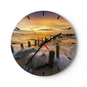 Väggklocka - Klocka på glas - Solnedgång över havet med trästolpar på stranden - 30x30cm - Östersjöns råa skönhet - Modern väggdekoration för vardagsrum, kök och sovrum ARTTOR