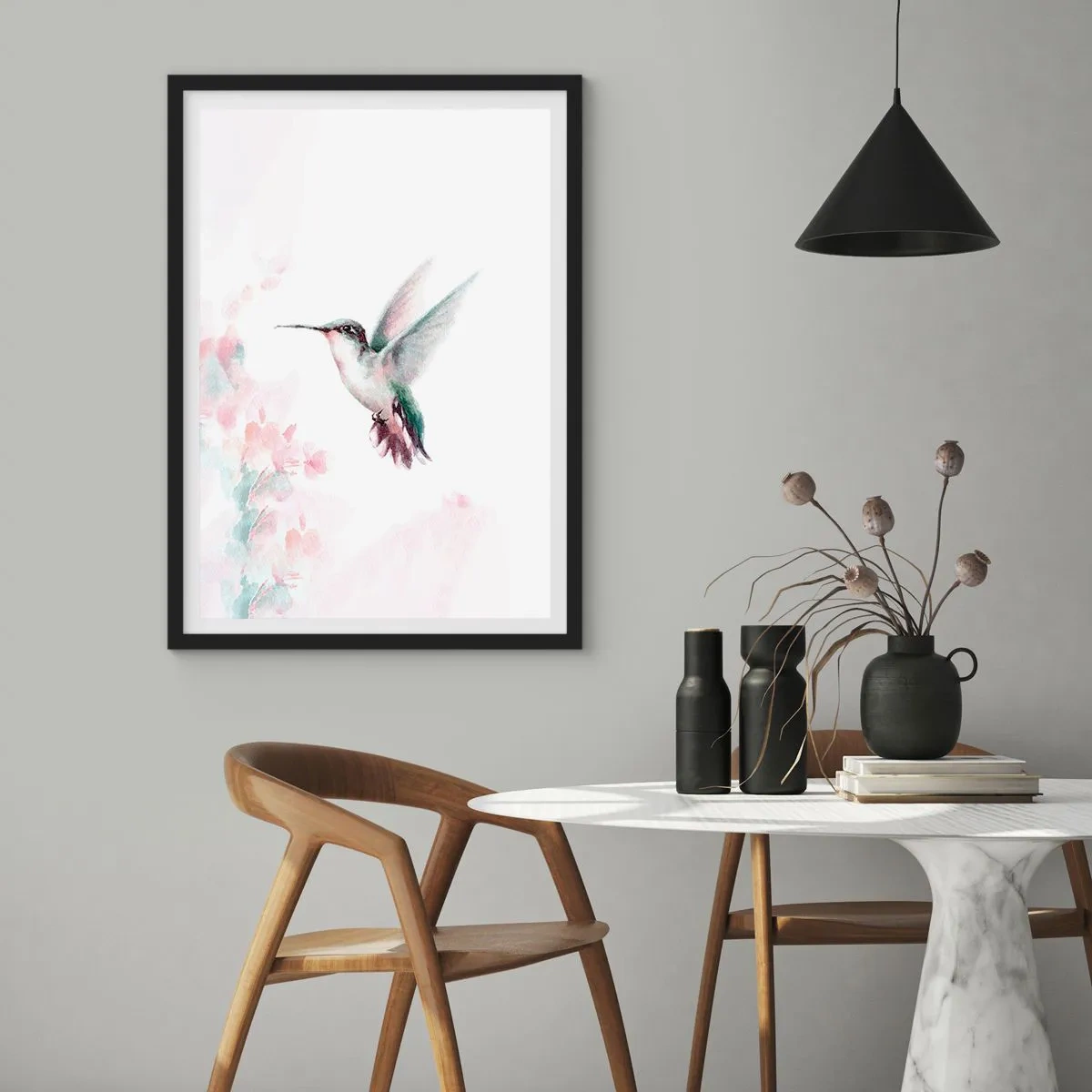 Affisch i svart ram - Kolibri i flykt med en delikat blommig bakgrund - 50x70cm - Fångad flaxande - Modern väggdekoration för vardagsrum och sovrum ARTTOR