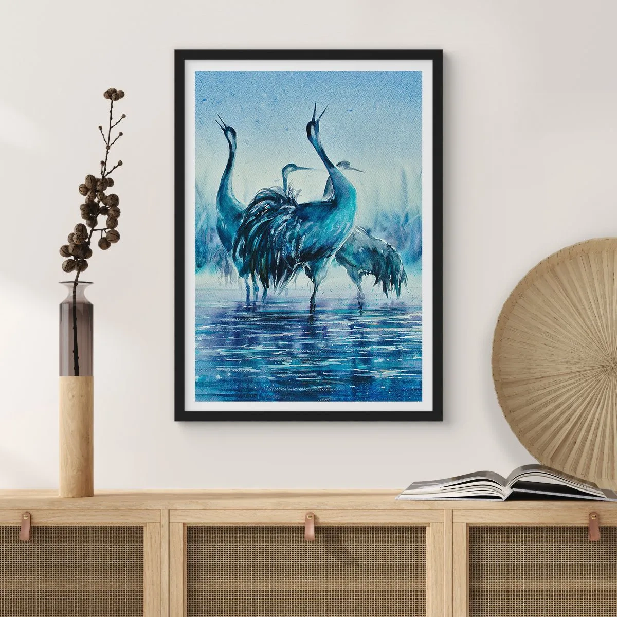 Affisch i svart ram - En stämningsfull bild av tranor i ett blått vattenlandskap - 50x70cm - Morgonmöte - Modern väggdekoration för vardagsrum och sovrum ARTTOR