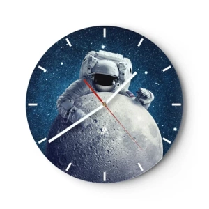 Väggklocka - Klocka på glas - Astronaut som håller månen mot bakgrund av rymden - 30x30cm - Skojare i rymden - Modern väggdekoration för vardagsrum, kök och sovrum ARTTOR