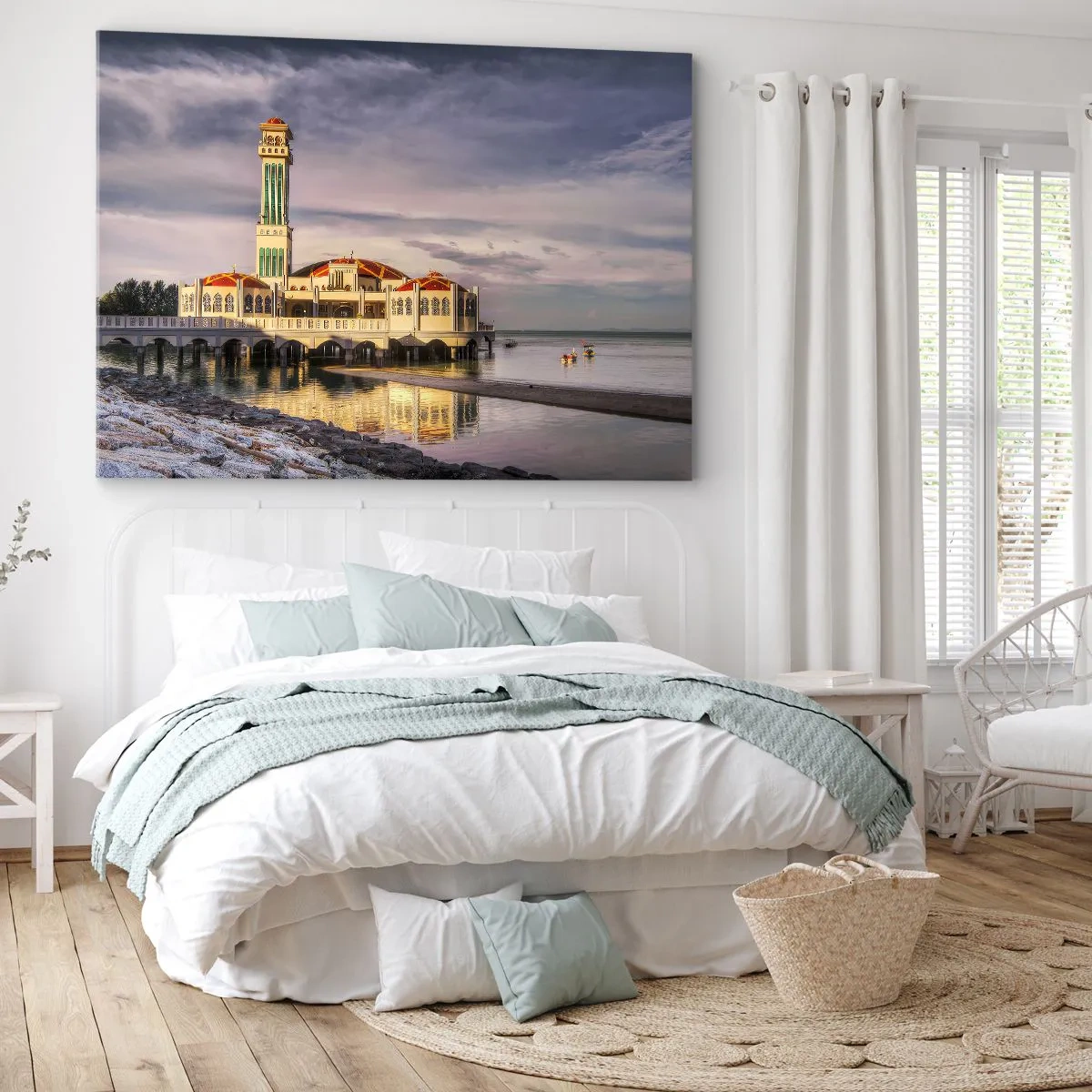 Canvastavla - Bild på duk - En imponerande byggnad med en minaret vid vattnet omgiven av ett fridfullt landskap - 70x50cm - Naturens tempel - Modern väggdekoration för vardagsrum och sovrum ARTTOR
