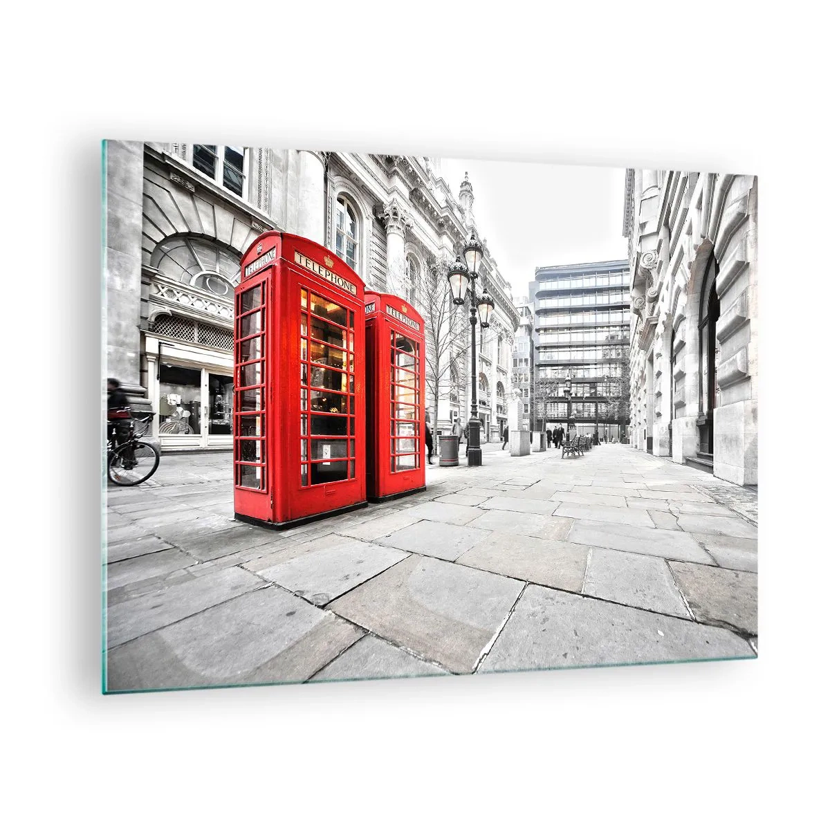 Glastavla - Bild på glas - Röda telefonkiosker mot bakgrund av en stadsgata - 70x50cm - Welcome to London - Modern väggdekoration för vardagsrum och sovrum ARTTOR