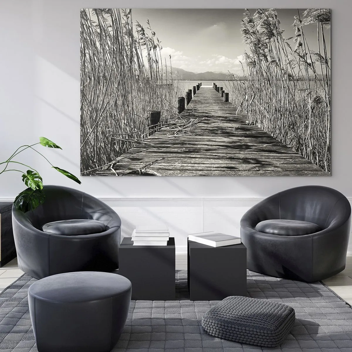 Glastavla - Bild på glas - En träbro leder genom gräset över en lugn sjö. - 70x50cm - I gräsets fristad - Modern väggdekoration för vardagsrum och sovrum ARTTOR