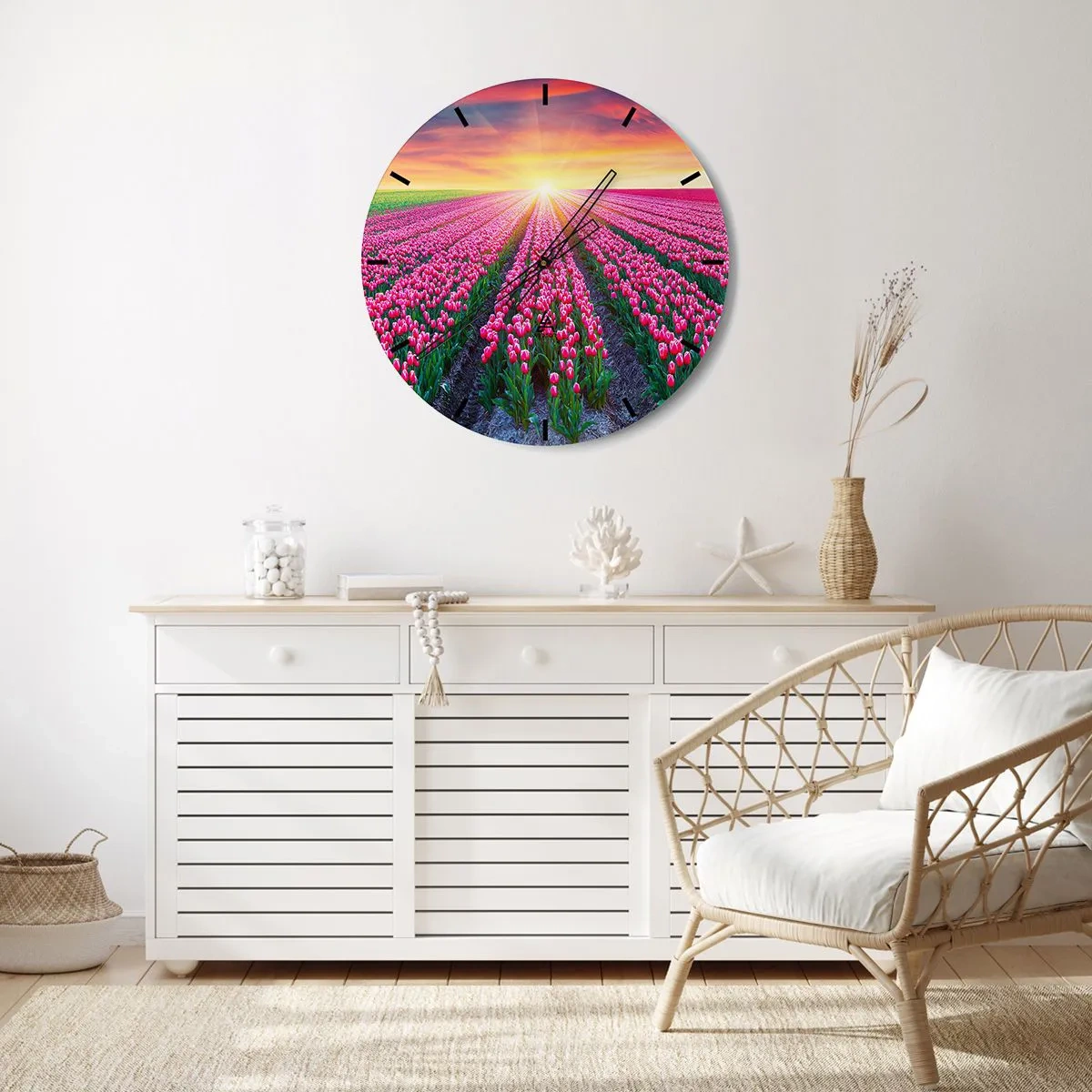 Väggklocka - Klocka på glas - Ett fält av röda tulpaner vid solnedgången - 30x30cm - Skönhetsfarmen - Modern väggdekoration för vardagsrum, kök och sovrum ARTTOR