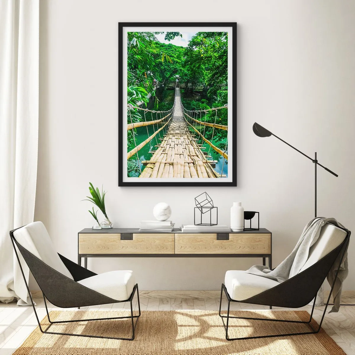 Affisch i svart ram - En hängande bambubro omgiven av tropisk grönska - 50x70cm - Apbro över grönskan - Modern väggdekoration för vardagsrum och sovrum ARTTOR