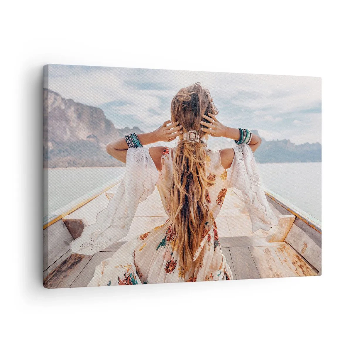 Canvastavla - Bild på duk - Kvinna på en båt med utsikt över bergen och vattnet, boho-stil - 70x50cm - På väg mot lycka - Modern väggdekoration för vardagsrum och sovrum ARTTOR