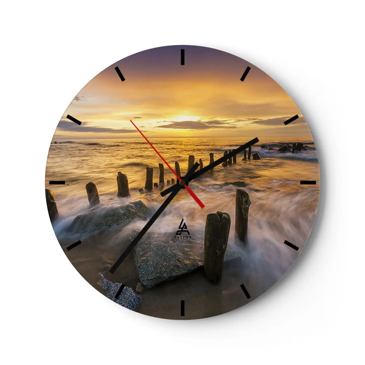 Väggklocka - Klocka på glas - Solnedgång över havet med trästolpar på stranden - 30x30cm - Östersjöns råa skönhet - Modern väggdekoration för vardagsrum, kök och sovrum ARTTOR