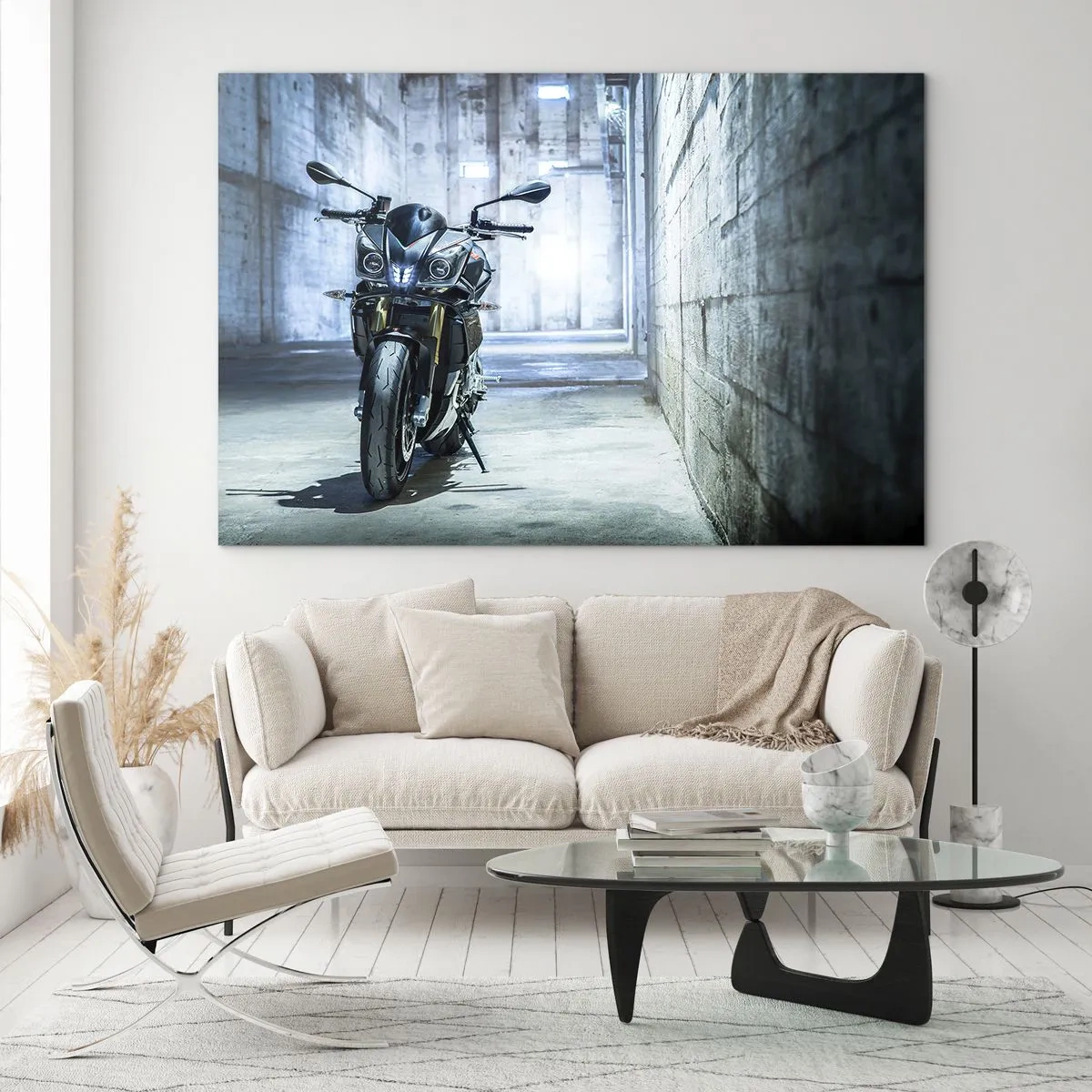 Glastavla - Bild på glas - En motorcykel i en industriell interiör med betongväggar - 70x50cm - Innan motorn vrålar - Modern väggdekoration för vardagsrum och sovrum ARTTOR