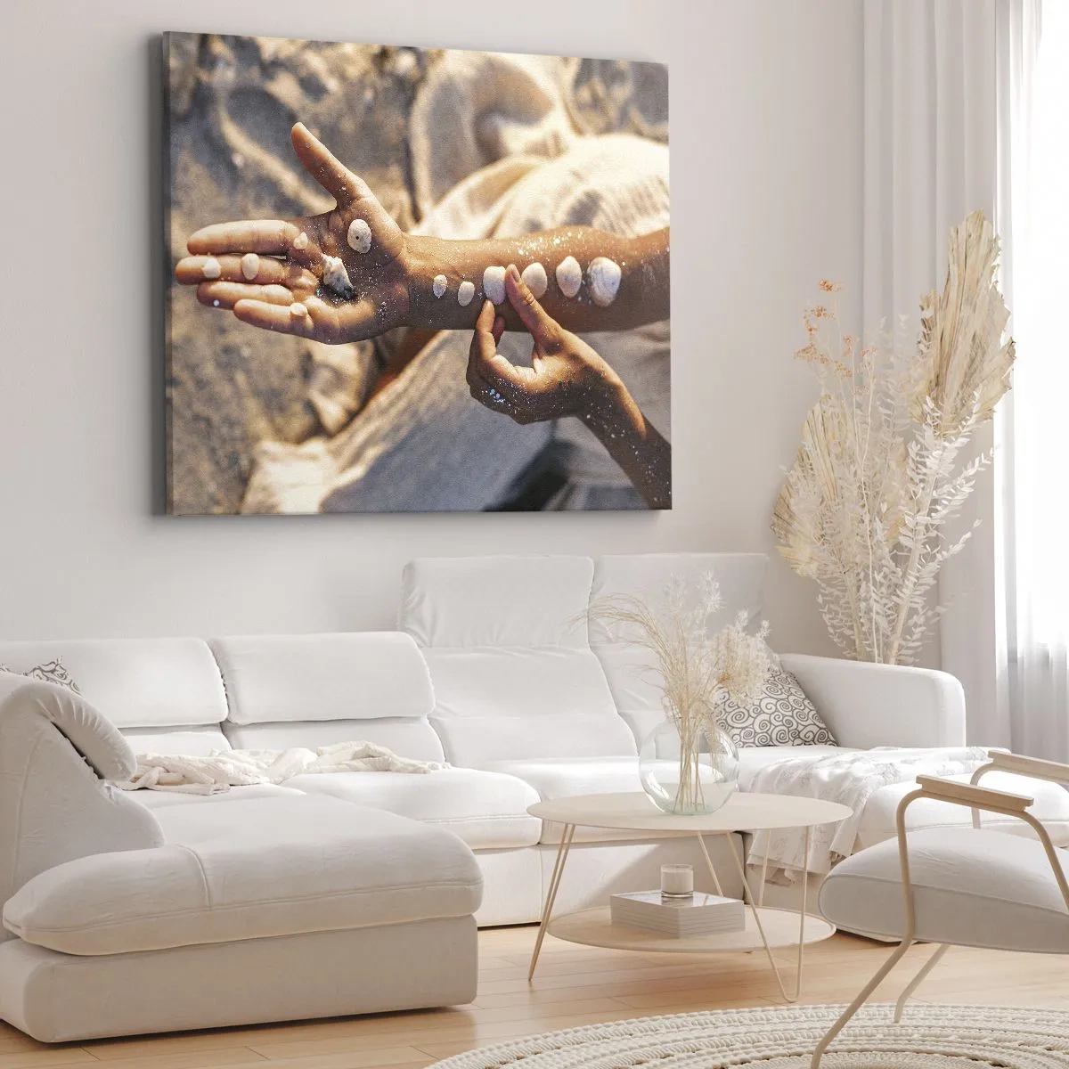 Canvastavla - Bild på duk - Händer med snäckskal arrangerade på sandbakgrunden - 70x50cm - Skönhet inom handens räckvidd - Modern väggdekoration för vardagsrum och sovrum ARTTOR
