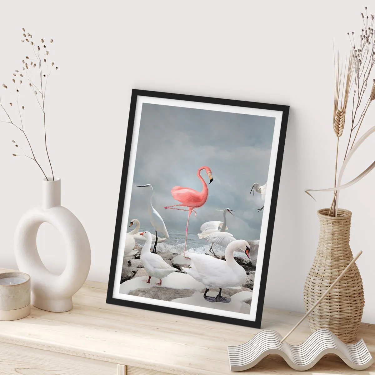 Affisch i svart ram - En rosa flamingo omgiven av vita fåglar mot himlen - 50x70cm - Hur har jag hamnat här? - Modern väggdekoration för vardagsrum och sovrum ARTTOR