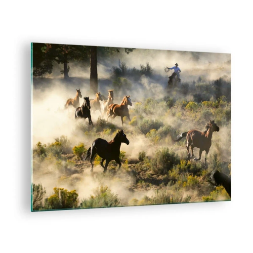 Glastavla - Bild på glas - En hjord hästar galopperar genom dammet och en cowboy mot naturens bakgrund - 70x50cm - Tävlande - frihet eller manlig styrka? - Modern väggdekoration för vardagsrum och sovrum ARTTOR