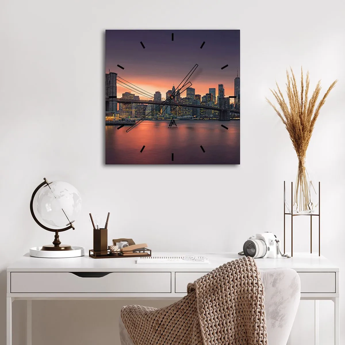 Väggklocka - Klocka på glas - Doppad i lila tystnad - 30x30 cm