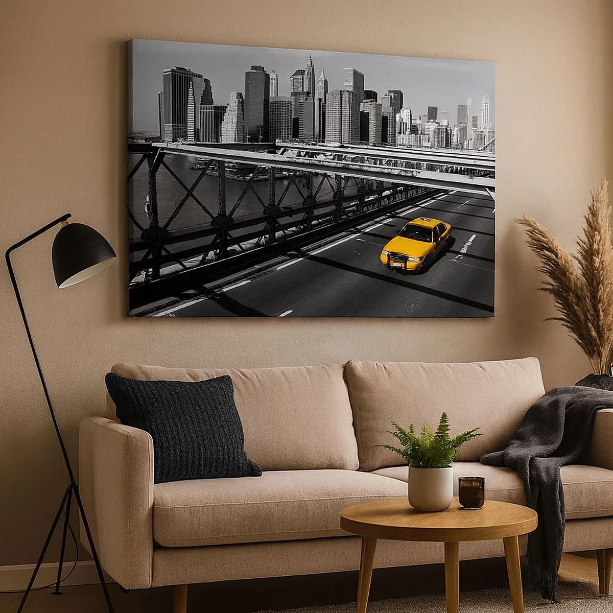 Canvastavla - Bild på duk - Gul taxi på en bro med utsikt över New Yorks silhuett - 70x50cm - Storstadens färg - Modern väggdekoration för vardagsrum och sovrum ARTTOR