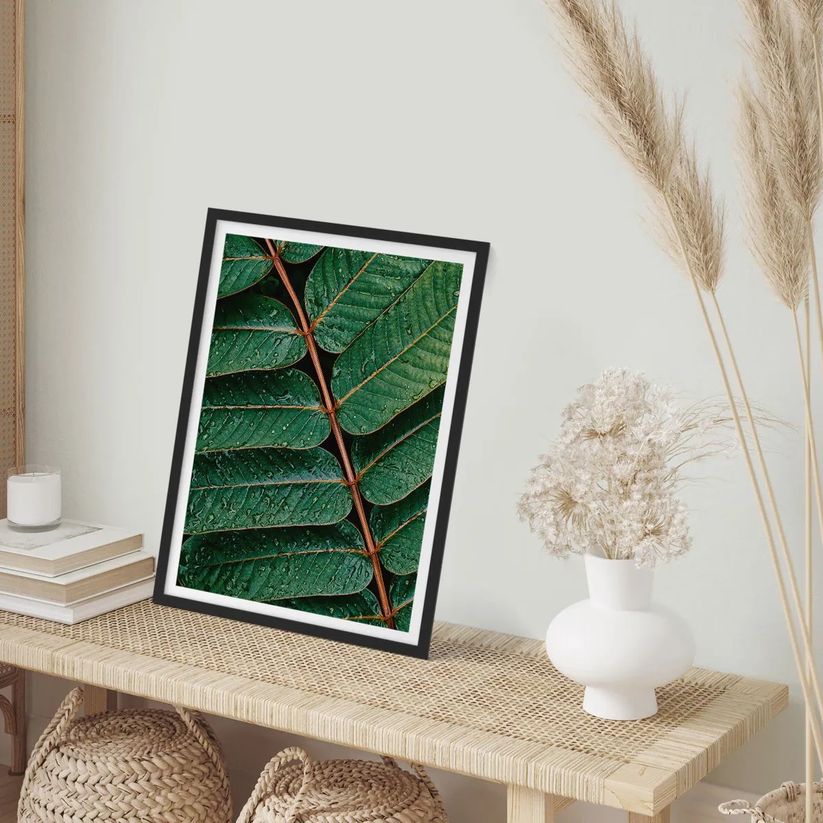 Affisch i svart ram - Löv med vattendroppar skapar en harmonisk komposition - 50x70cm - I den gröna rytmen - Modern väggdekoration för vardagsrum och sovrum ARTTOR