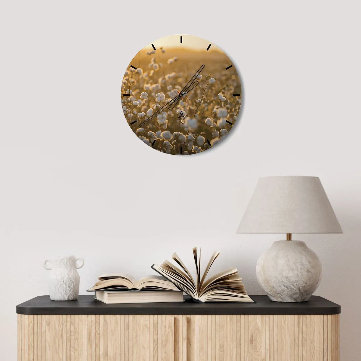 Väggklocka - Klocka på glas - Ett bomullsfält vid solnedgången med varma färger - 30x30cm - Fluffigt fält - Modern väggdekoration för vardagsrum, kök och sovrum ARTTOR