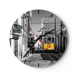 Väggklocka - Klocka på glas - En gul spårvagn på en svartvit gata i Lissabon - 30x30cm - Lissabons anda - Modern väggdekoration för vardagsrum, kök och sovrum ARTTOR