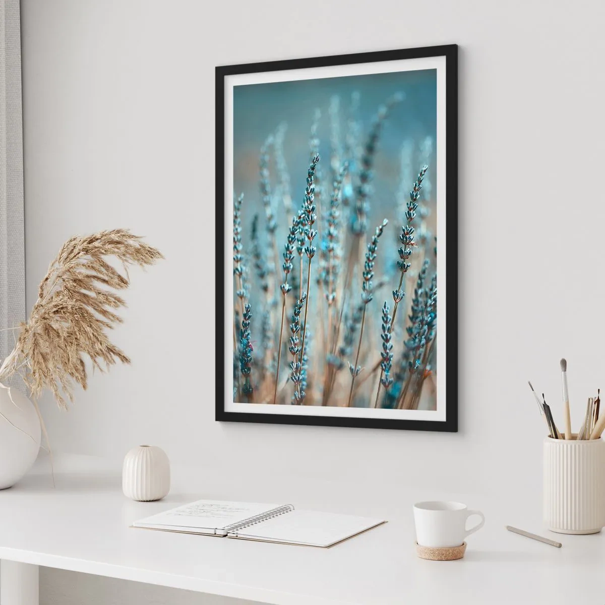 Affisch i svart ram - Fina lavendelblommor på en pastellbakgrund - 50x70cm - Doftande åkermark - Modern väggdekoration för vardagsrum och sovrum ARTTOR