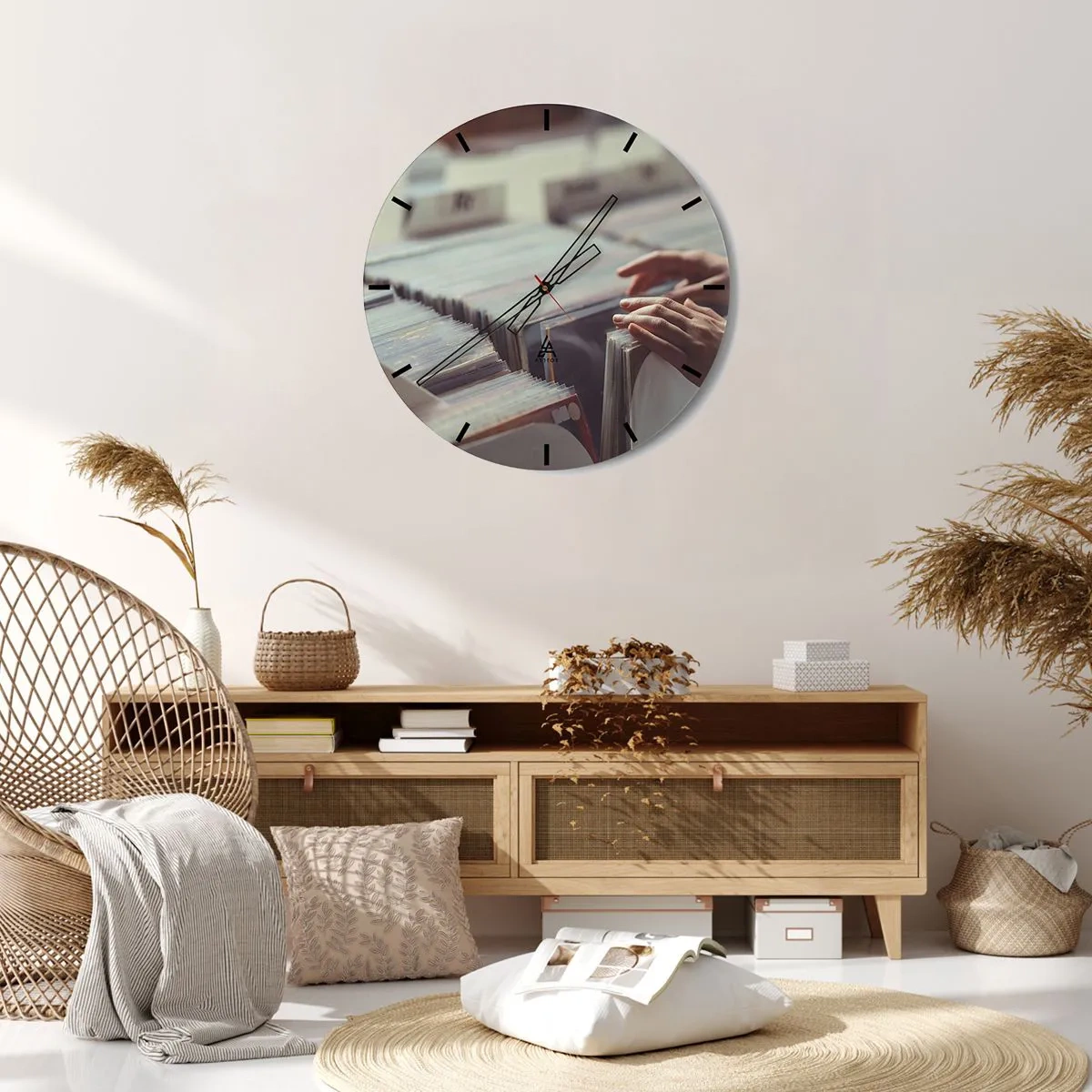 Väggklocka - Klocka på glas - Bläddra bland vinylskivor i en musikaffär - 30x30cm - I jakten efter känslor - Modern väggdekoration för vardagsrum, kök och sovrum ARTTOR