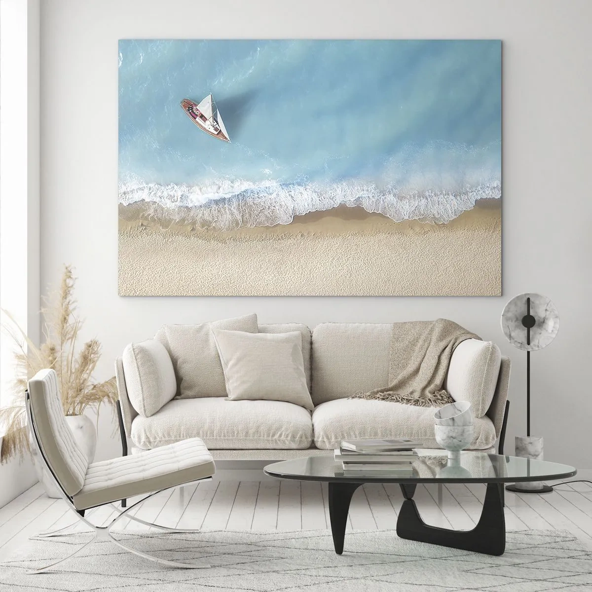 Glastavla - Bild på glas - En segelbåt på det azurblå havet vid en sandstrand - 70x50cm - På gränsen mellan blå och guld - Modern väggdekoration för vardagsrum och sovrum ARTTOR