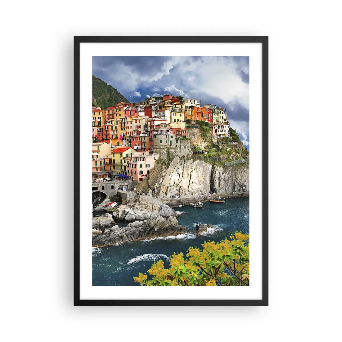 Affisch i svart ram - Färgglada hus på klipporna vid havet i en pittoresk stad - 50x70cm - I bergets famn - Modern väggdekoration för vardagsrum och sovrum ARTTOR