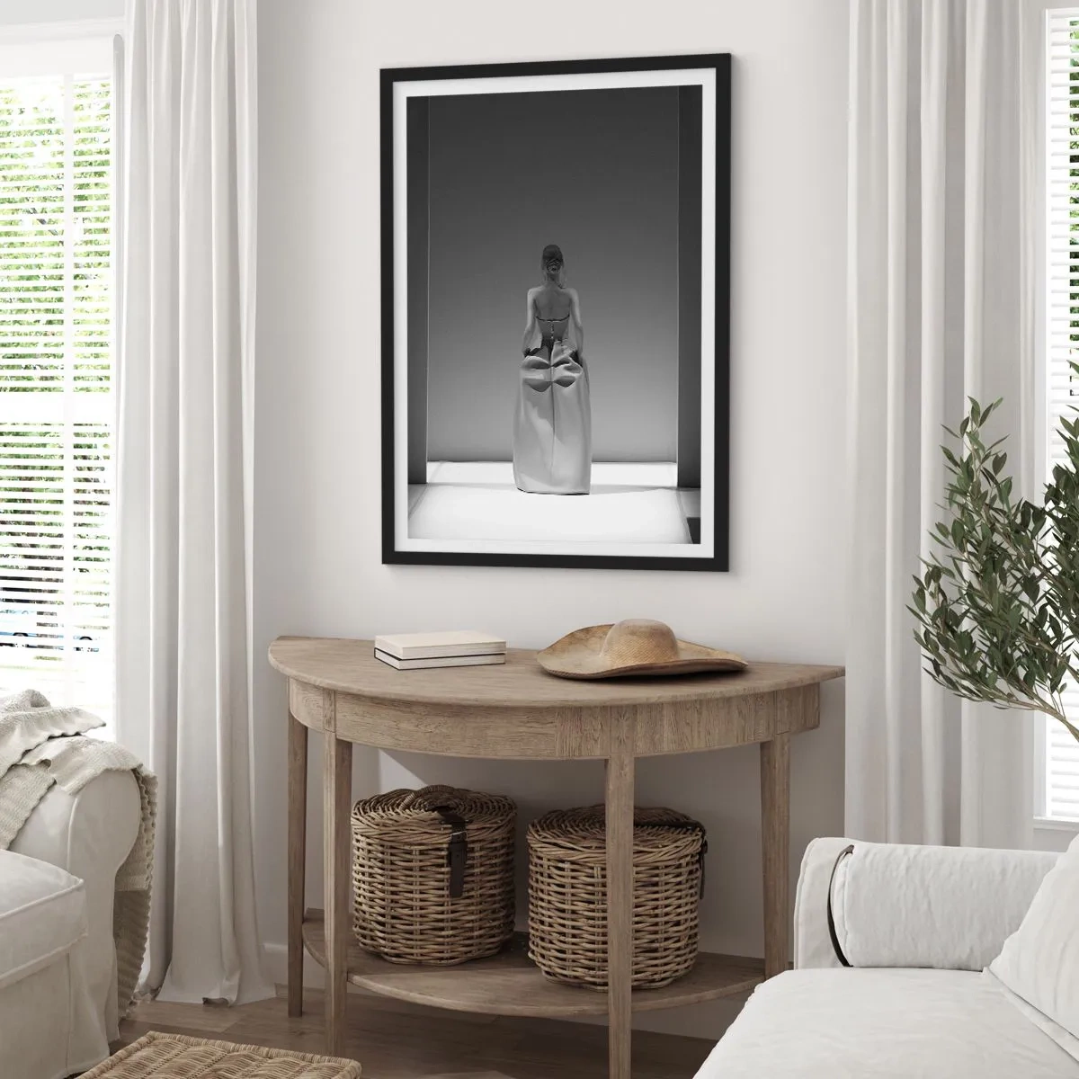 Affisch i svart ram - Ett minimalistiskt svartvitt fotografi av en kvinna på catwalken. - 50x70cm - Raffinerad enkelhet - Modern väggdekoration för vardagsrum och sovrum ARTTOR