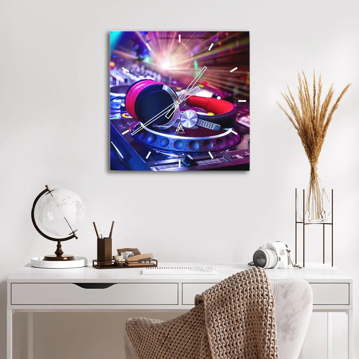 Väggklocka - Klocka på glas - Låt partyt börja - 40x40 cm