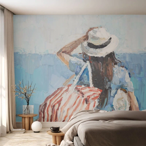 Fototapet Standard Eco - Kvinna med väska och hatt vid havet i impressionistisk stil - 100x70cm - Välkommen på semester - Modern väggdekoration för vardagsrum och sovrum ARTTOR
