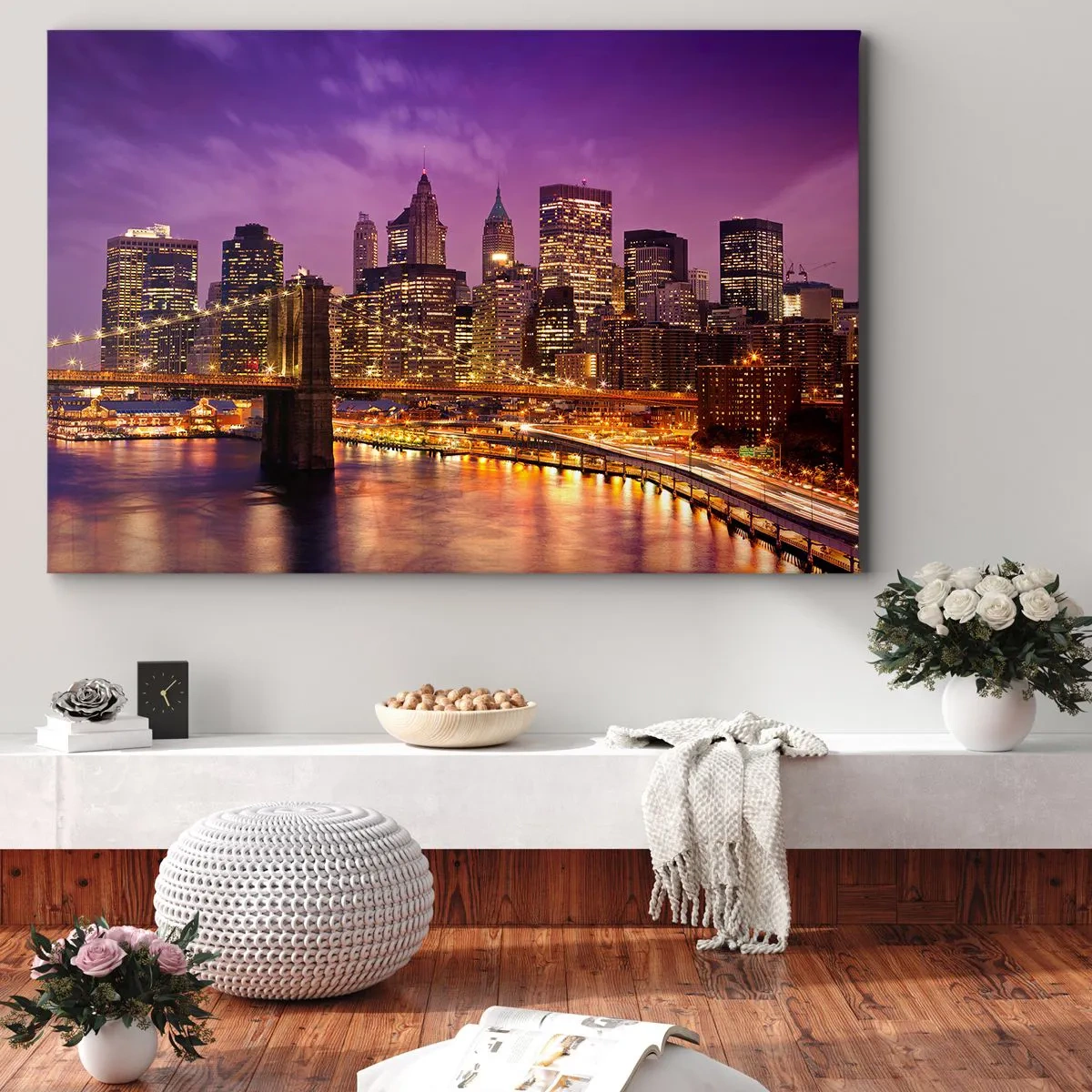 Canvastavla - Bild på duk - Panorama över staden med bron i kvällsljuset mot den lila himlen - 70x50cm - Manhattan i violett och guld - Modern väggdekoration för vardagsrum och sovrum ARTTOR