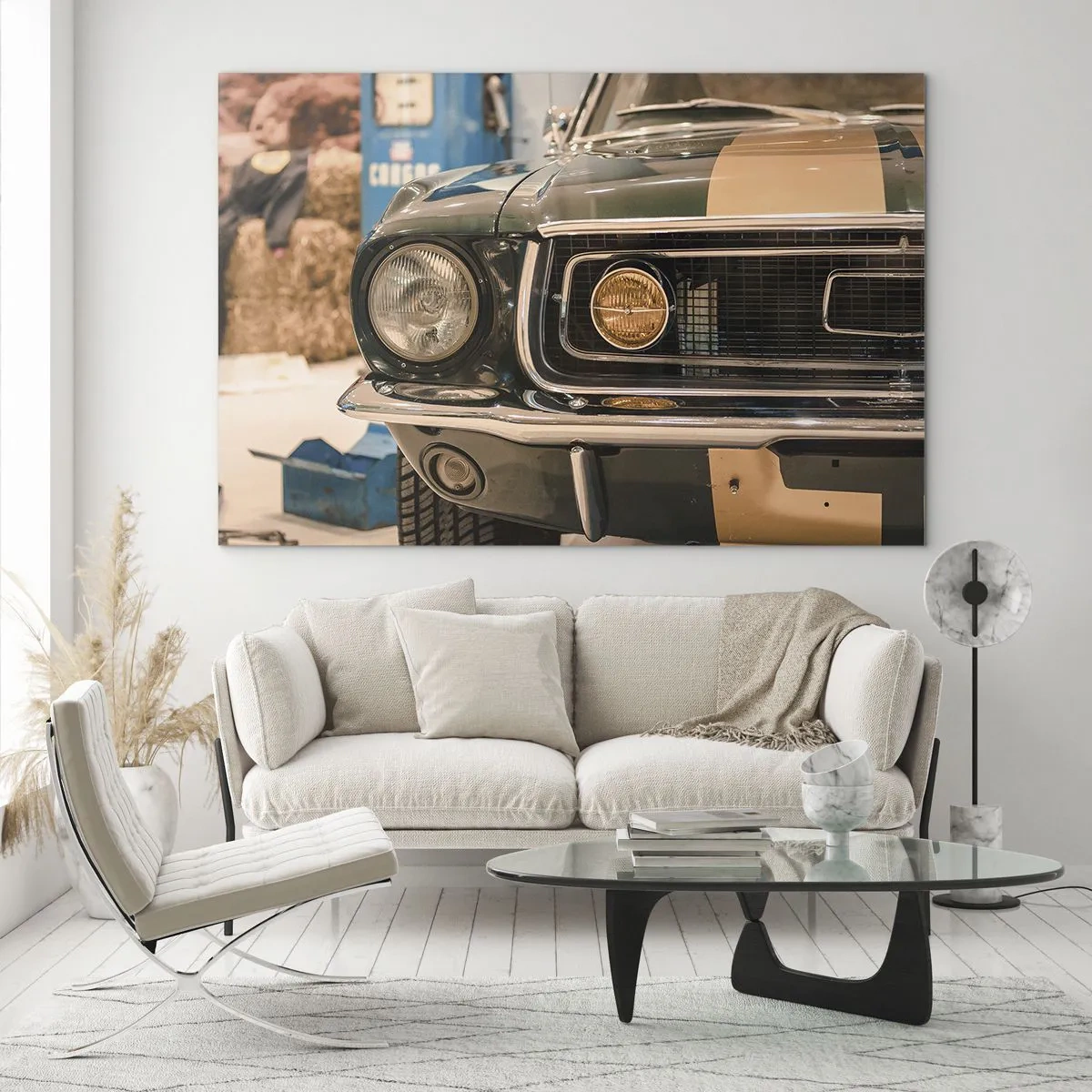 Glastavla - Bild på glas - Närbild av en klassisk bil, Mustang, i en verkstad - 70x50cm - Ett möte med legenden - Modern väggdekoration för vardagsrum och sovrum ARTTOR
