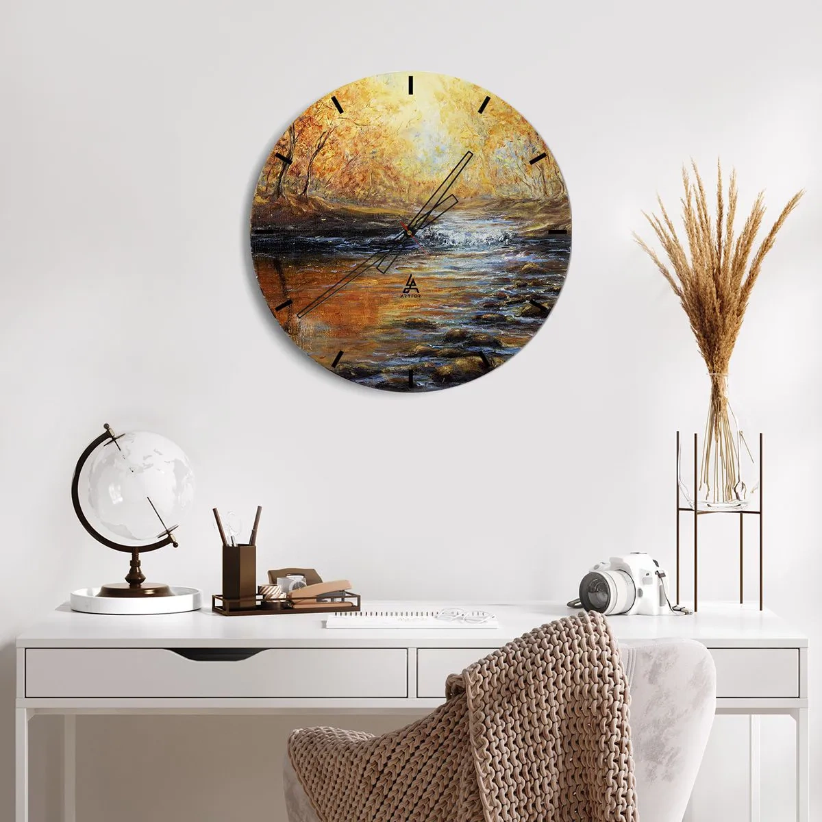 Väggklocka - Klocka på glas - Höstlandskap med en flod omgiven av gyllene träd - 30x30cm - Gyllene bäck - Modern väggdekoration för vardagsrum, kök och sovrum ARTTOR