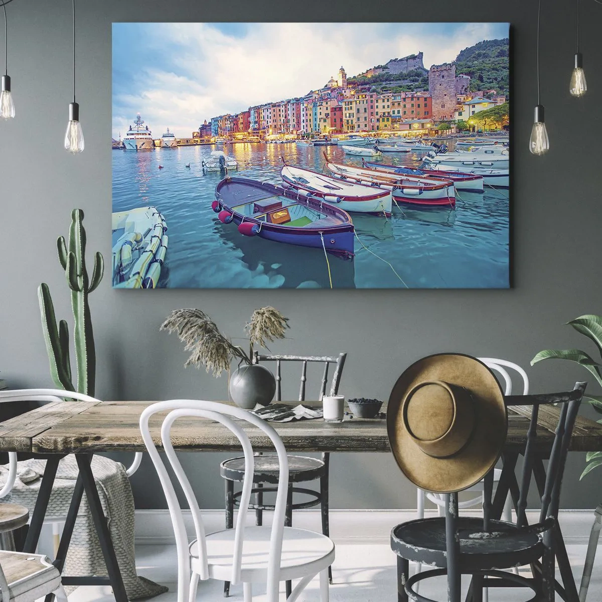 Canvastavla - Bild på duk - En färgglad stad vid vattnet med båtar i hamnen - 70x50cm - Färgglad kväll i hamnen - Modern väggdekoration för vardagsrum och sovrum ARTTOR
