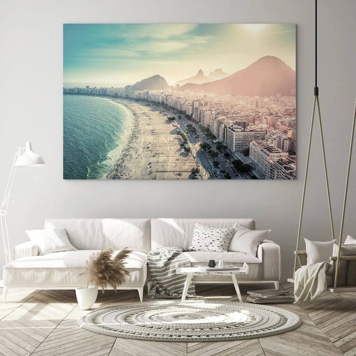 Glastavla - Bild på glas - Panorama över stranden med stadsbyggnader och en bergskuliss - 70x50cm - Evig semester i Rio - Modern väggdekoration för vardagsrum och sovrum ARTTOR