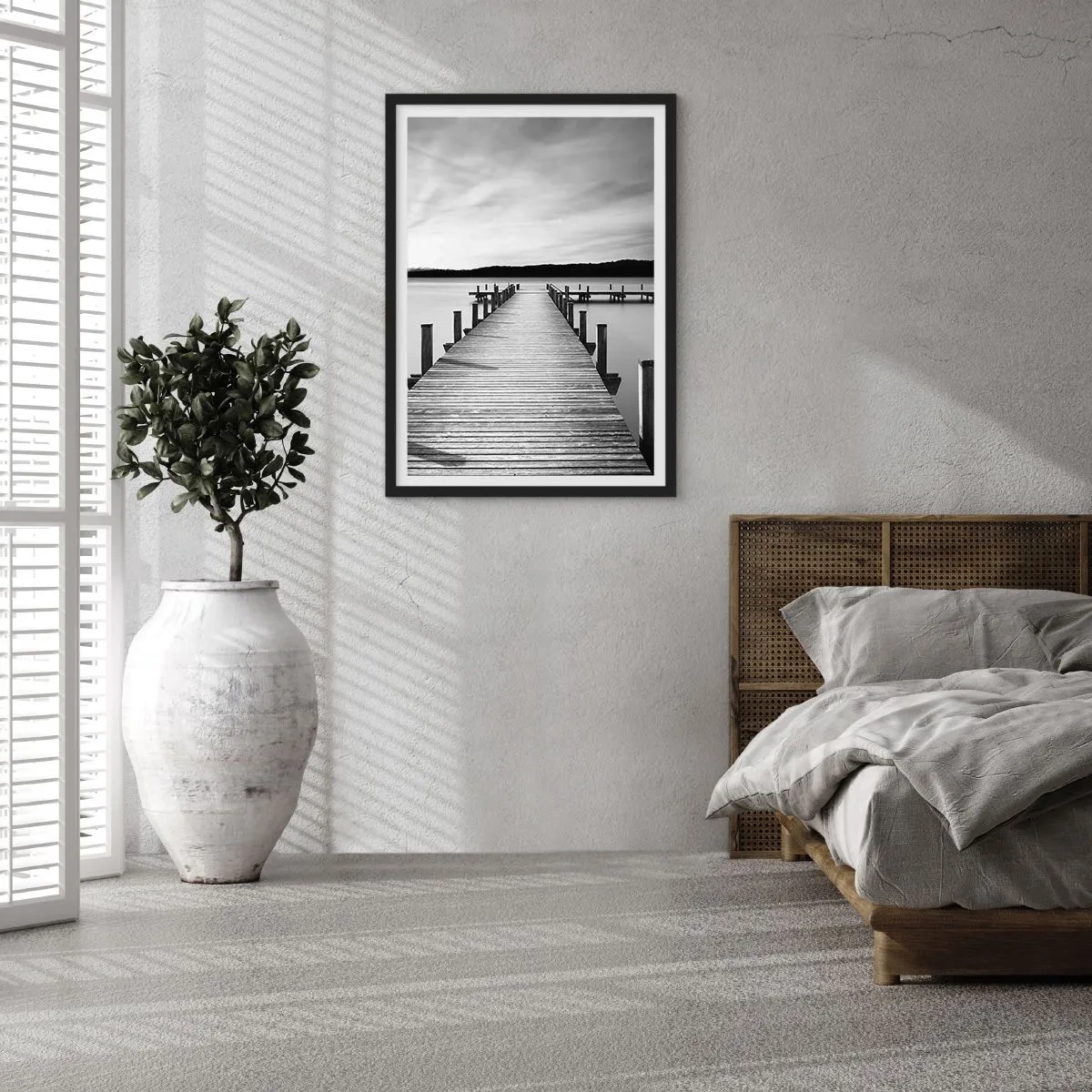 Affisch i svart ram - Träbrygga över en lugn sjö i svartvitt - 50x70cm - Vattnet - lugnet - Modern väggdekoration för vardagsrum och sovrum ARTTOR