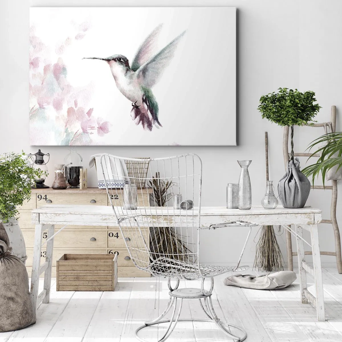 Canvastavla - Bild på duk - En kolibri i fina pastellfärger mot en bakgrund av blommor - 70x50cm - Fångad flaxande - Modern väggdekoration för vardagsrum och sovrum ARTTOR