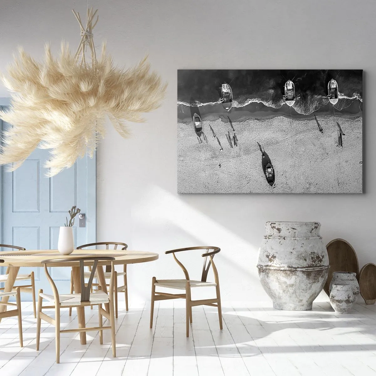 Canvastavla - Bild på duk - Flygfoto över båtar på stranden i svartvitt - 70x50cm - Fortfarande på stranden... - Modern väggdekoration för vardagsrum och sovrum ARTTOR