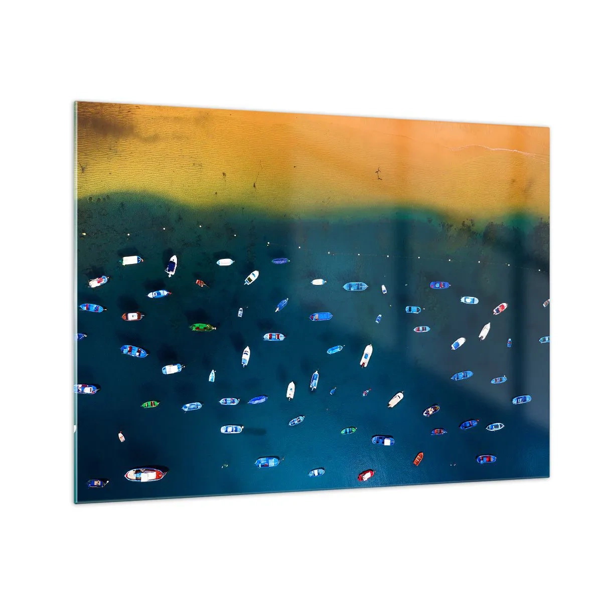 Glastavla - Bild på glas - Båtar mot bakgrund av turkost vatten och en gyllene strand - 70x50cm - Ett semesterspel - Modern väggdekoration för vardagsrum och sovrum ARTTOR