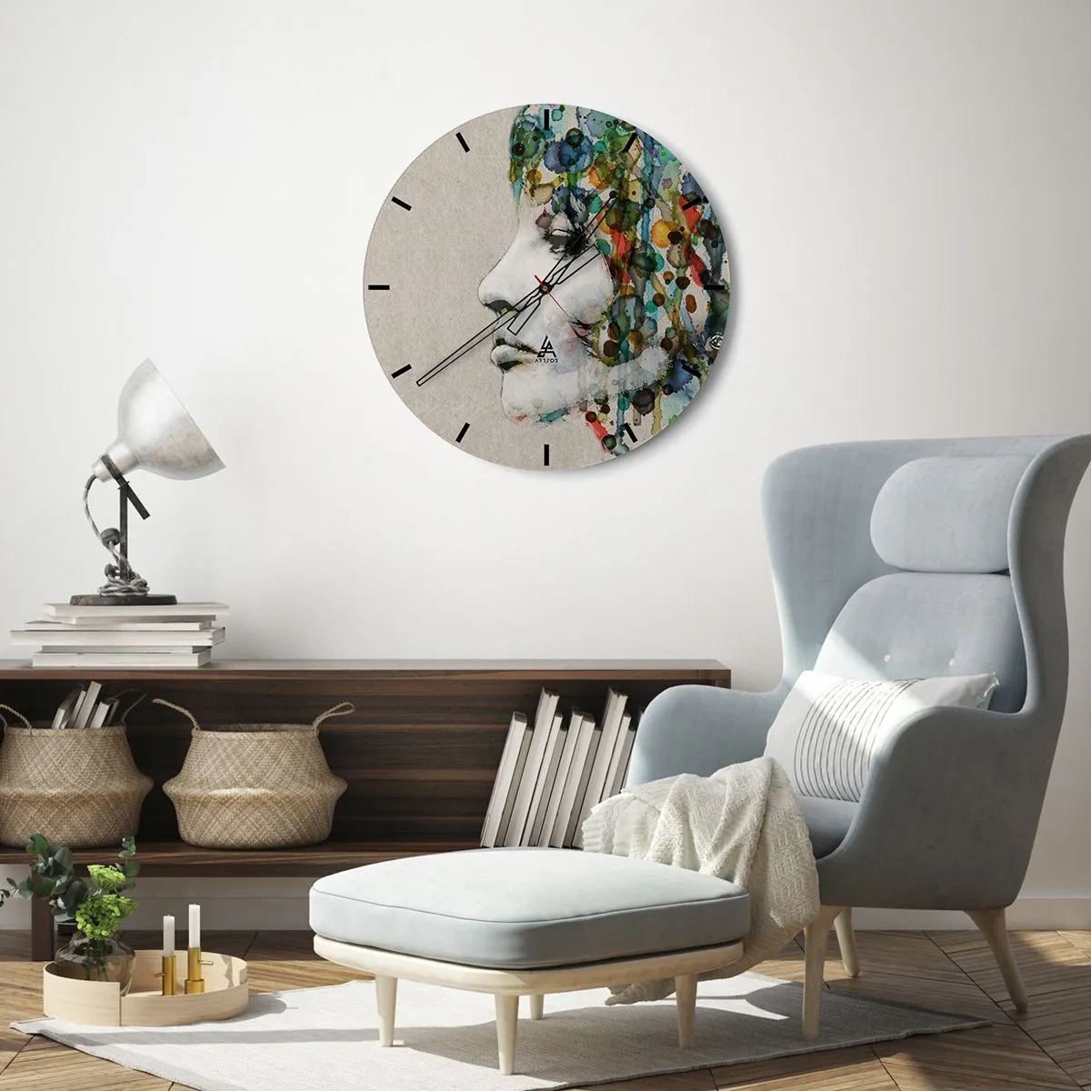 Väggklocka - Klocka på glas - Konstnärlig ansiktsprofil med färgglada accenter mot grå bakgrund - 30x30cm - Uppstånden ur glädje - Modern väggdekoration för vardagsrum, kök och sovrum ARTTOR