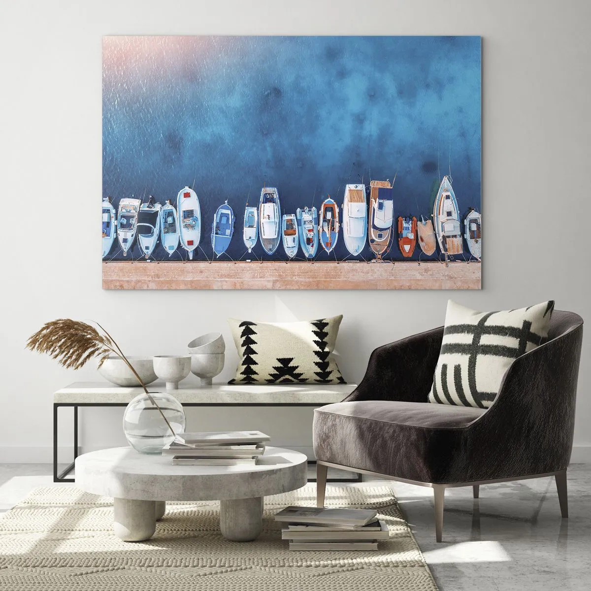 Glastavla - Bild på glas - Båtar förtöjda vid stranden sett från ett fågelperspektiv - 70x50cm - I en rad - Modern väggdekoration för vardagsrum och sovrum ARTTOR