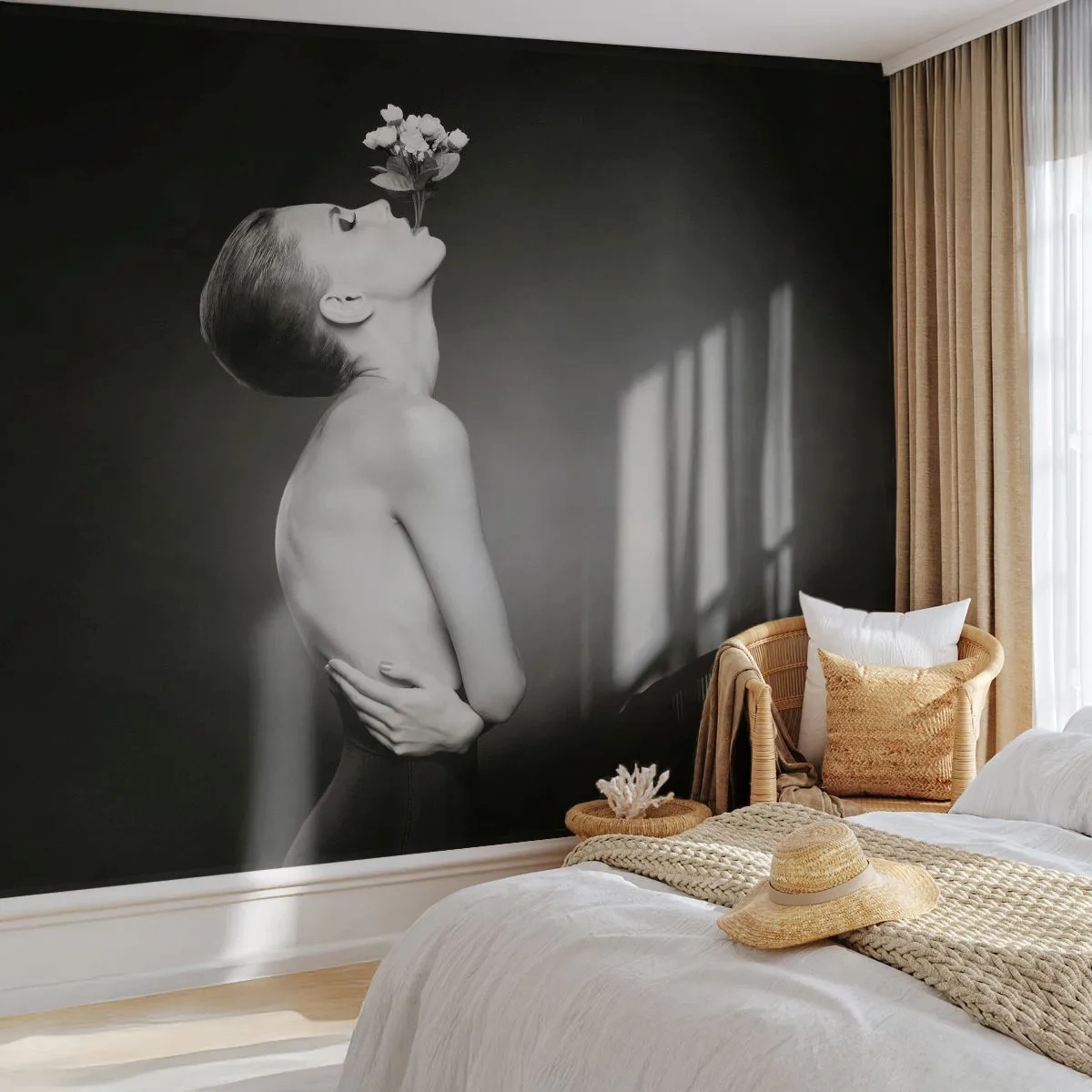 Fototapet Standard Eco - Svartvit naken kvinna med en blomma vid munnen - 100x70cm - Excentrisk elegans - Modern väggdekoration för vardagsrum och sovrum ARTTOR