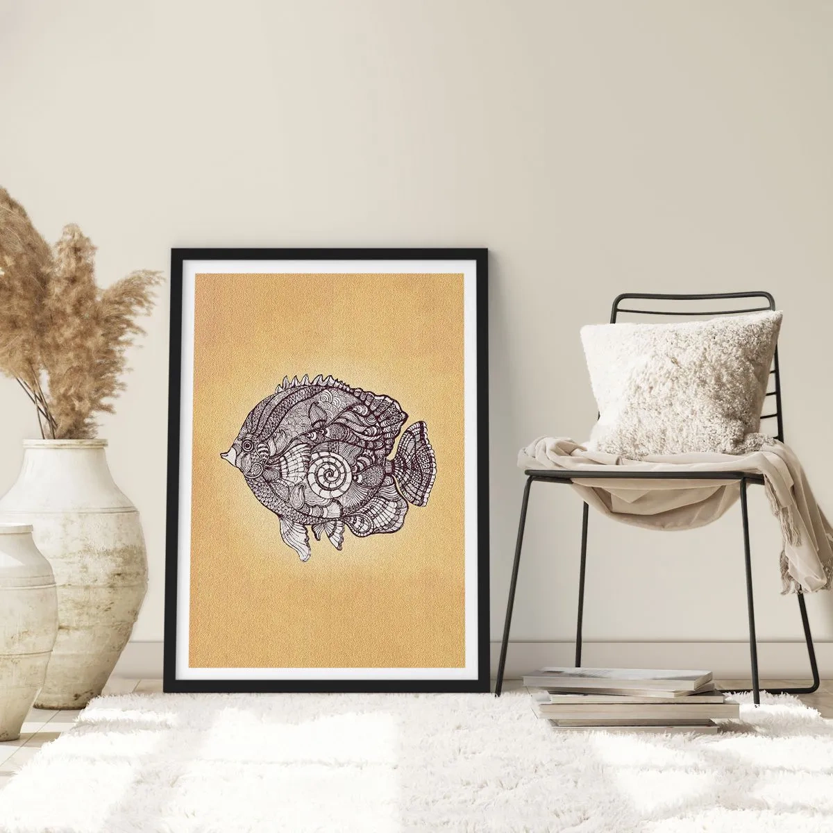 Affisch i svart ram - Konstnärlig fisk i mandalastil på beige bakgrund - 50x70cm - Från ett hav av ornament - Modern väggdekoration för vardagsrum och sovrum ARTTOR