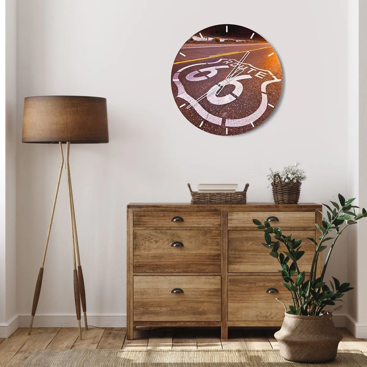 Väggklocka - Klocka på glas - Route 66-symbol på en asfalterad väg vid solnedgången - 30x30cm - Den kända Route 66 - Modern väggdekoration för vardagsrum, kök och sovrum ARTTOR