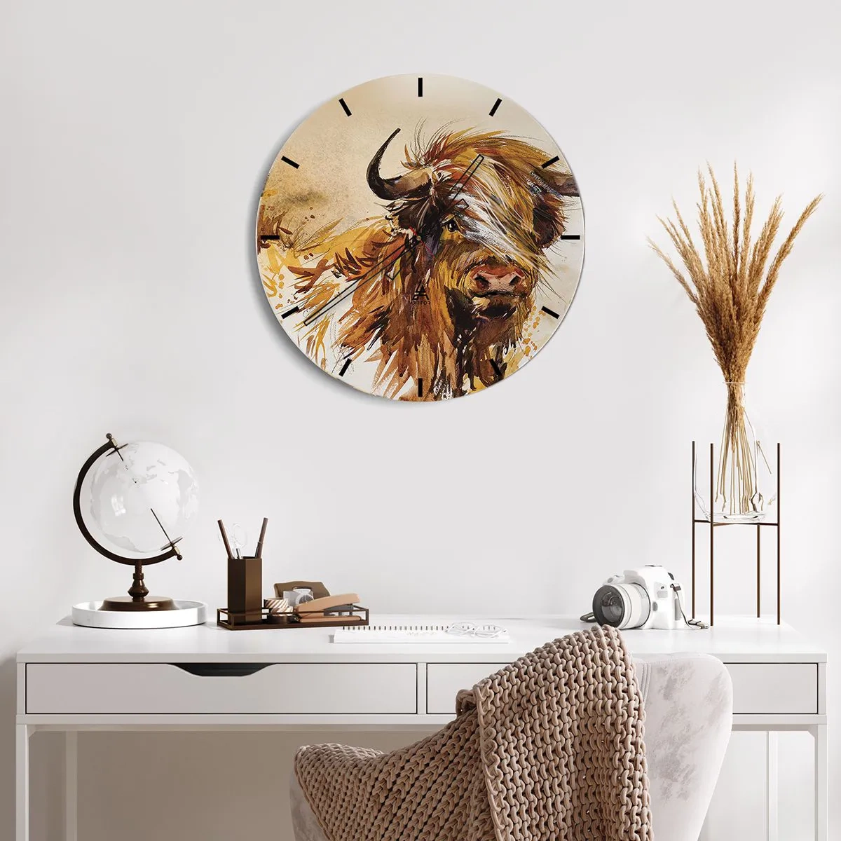 Väggklocka - Klocka på glas - En målad illustration av en skotsk tjur med böljande päls - 30x30cm - Jägarens dröm - Modern väggdekoration för vardagsrum, kök och sovrum ARTTOR