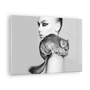 Glastavla - Bild på glas - Porträtt av en kvinna med en chinchilla i svartvitt - 70x50cm - Dam med chinchilla - Modern väggdekoration för vardagsrum och sovrum ARTTOR