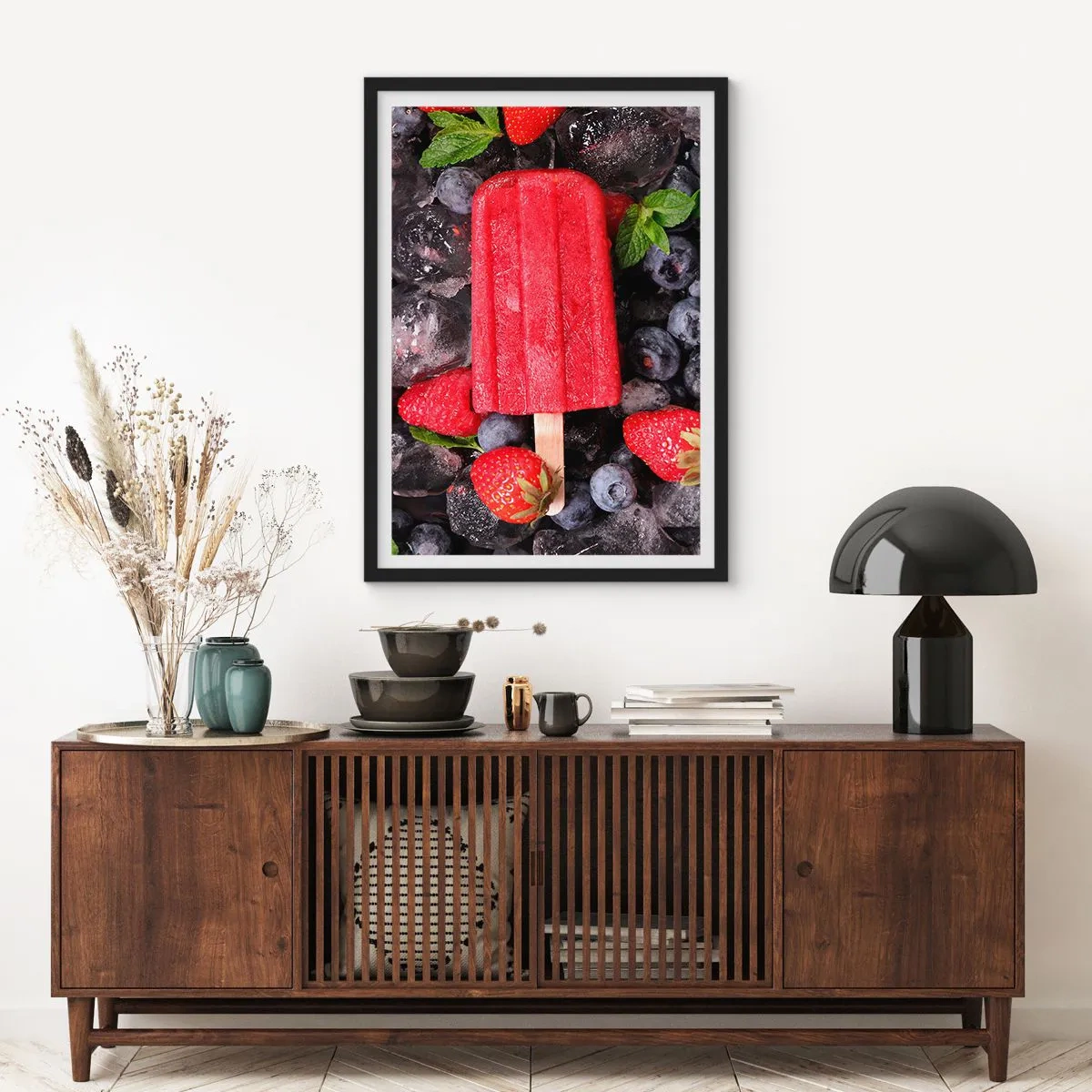 Affisch i svart ram - Röd glasssorbet på en pinne omgiven av jordgubbar och blåbär - 50x70cm - En smak av varm sommar - Modern väggdekoration för vardagsrum och sovrum ARTTOR