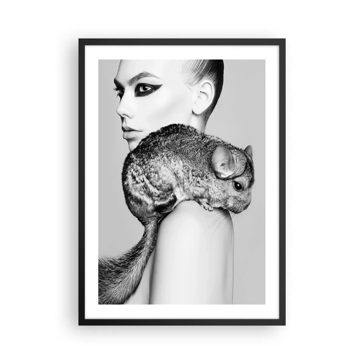 Affisch i svart ram - En kvinna med en chinchilla i en konstnärlig svartvit bild - 50x70cm - Dam med chinchilla - Modern väggdekoration för vardagsrum och sovrum ARTTOR