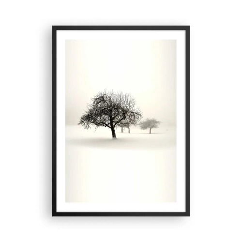 Affisch i svart ram - Vinterlandskap med ensamma träd i en dimmig miljö - 50x70cm - Vintersömn - Modern väggdekoration för vardagsrum och sovrum ARTTOR